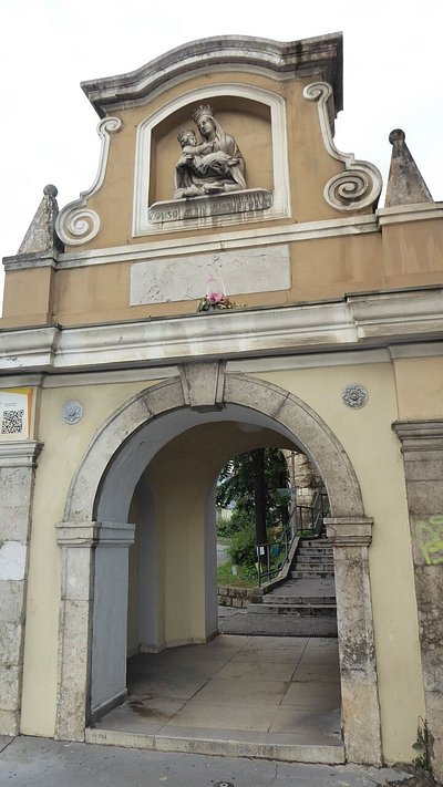 Kapela Tolažnice žalostnih na začetku stopnic; Avtor: tripadvisor; Vir: https://www.tripadvisor.co.uk/Attraction_Review-g297516-d11445125-Reviews-Stube_Petra_Kruzica-Rijeka_Primorje_Gorski_Kotar_County.html