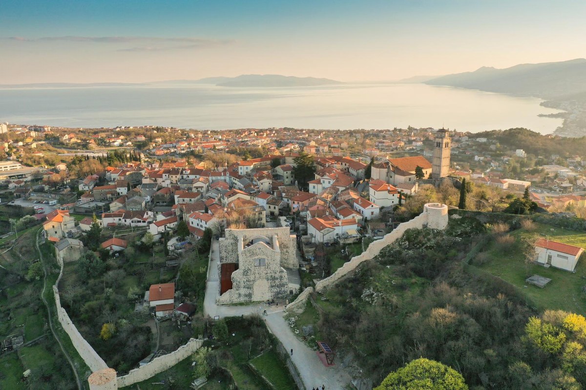 Kastav, avtor: Dean-Grbac ali TZ Kastav ali Prolingua Travel DMC; vir: https://pag.si/kastav-carobno-mesto-na-hribcku/